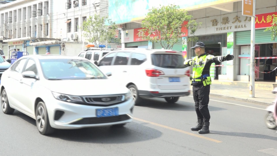 节日我在岗  交警值守保畅通2.jpg